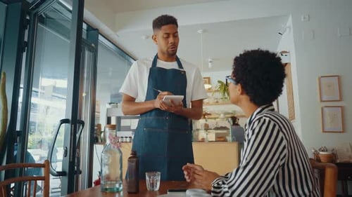 Imagem cinematográfica de funcionários de garçons trabalhando em um café de estilo nórdico