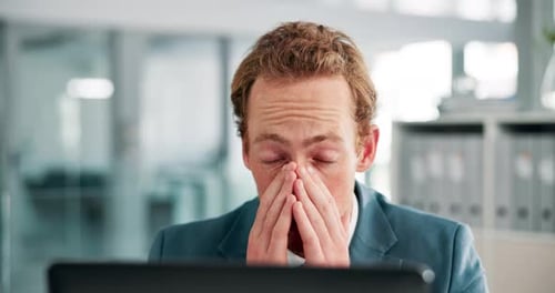 человек в стрессе смотрит на телефон с приложением биржи