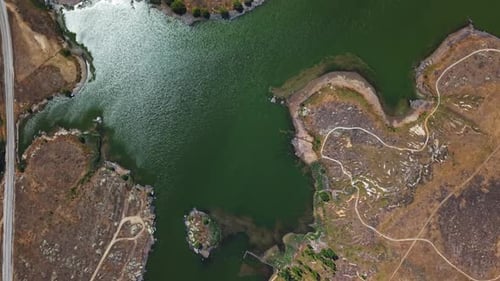 Vista aérea giratória de cima para baixo acima do reservatório da barragem de Manorburn, na Nova Zelândia