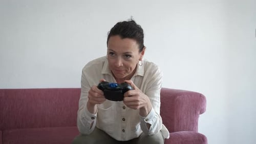 Frau und Spielekonsole