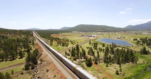 Un
tren aéreo muy largo se dirige hacia el oeste y desaparece en el paisaje cerca de Williams, Arizona. Concepto: Así que
