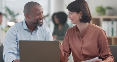 Les gens d'affaires, les clients et l'ordinateur lors de réunions, de conseils et de conseils de bureau en matière financière