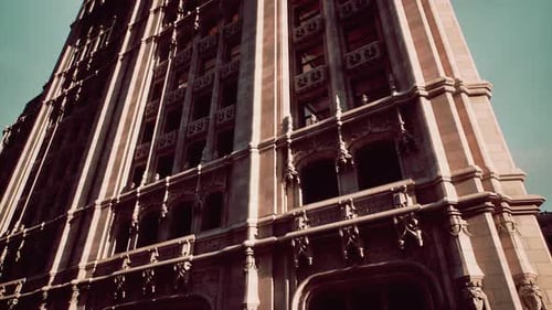 Un edificio imponente que captura la esencia del paisaje urbano de Nueva York