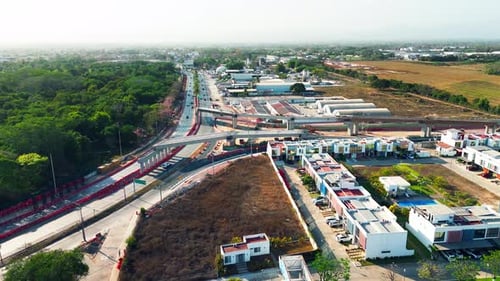 Construcción de carreteras en la sección final de Puerto Vallarta, México