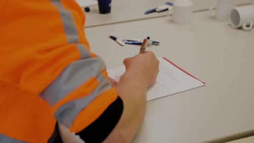 Un obrero de la construcción hace una prueba