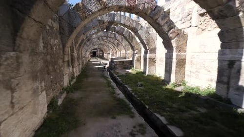 columnas y arcos históricos en la ciudad antigua del ágora de Izmir