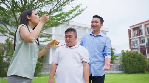 Asiatische attraktive Familie, Eltern spielen mit kleinem Sohn im Garten.