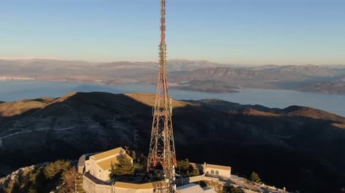 Antenne de communication en montagne. Drone survole une puissante antenne sur le mont Pantokrator. Corfou, GA
