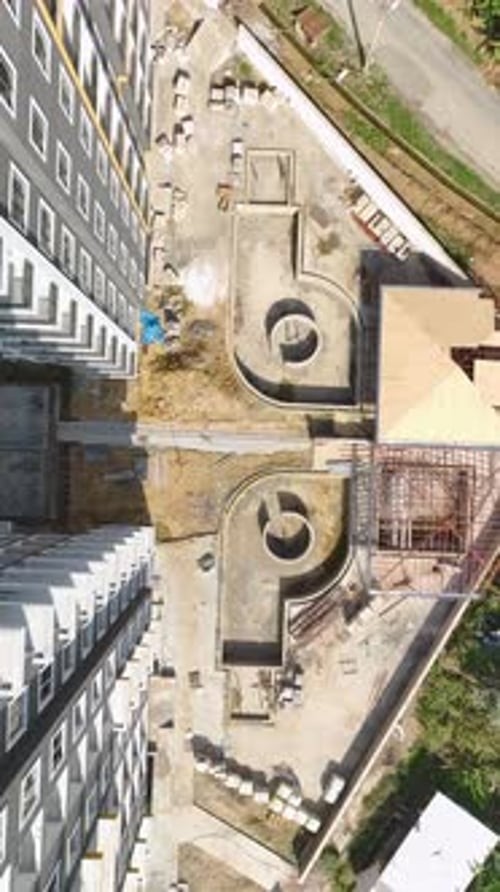 Vista aérea vertical de vídeo del sitio de construcción de un complejo residencial