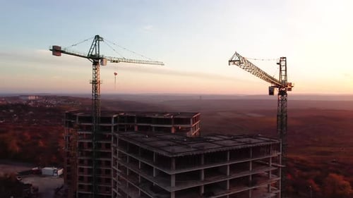 El punto de vista de un dron se mueve alrededor de Crane Tower en una obra de construcción