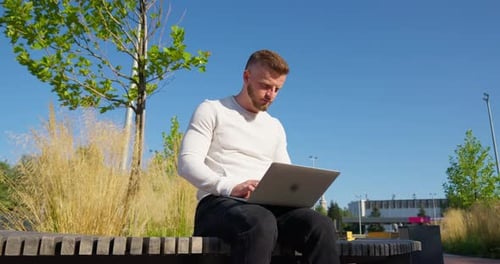 Mann arbeitet im Computerpark Serious