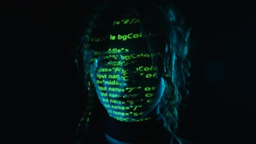 Porträt einer Frau mit grüner digitaler Code-Projektion auf ihrem Gesicht