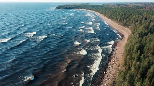 Ladoga-See. Luftaufnahme des Ladoga-Sees mit Wellen an einem windigen und sonnigen Tag.
Russland