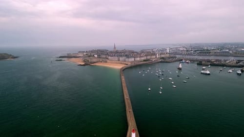 Vue aérienne de Saint-Malo et des bateaux, France.