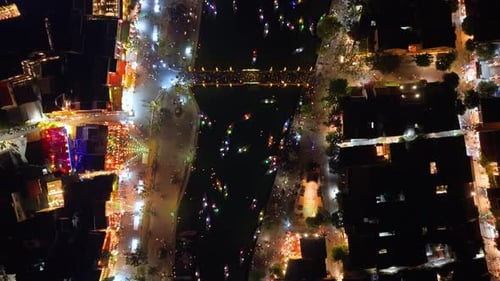 Festival das Lanternas de Hoi An com barcos e turistas à noite