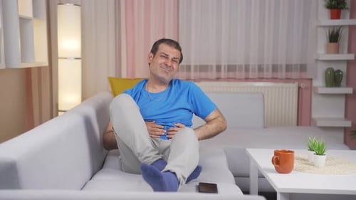 Mann mit Bauchschmerzen.