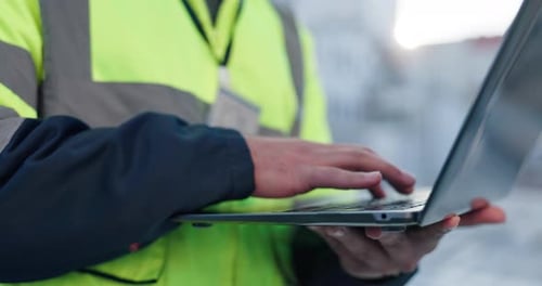 Architekt, Hände und Tippen mit Laptop auf dem Dach für Bau, Architektur