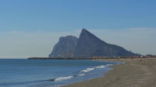 Blick auf den Felsen von Gibraltar und den Strand mit Meereswellen