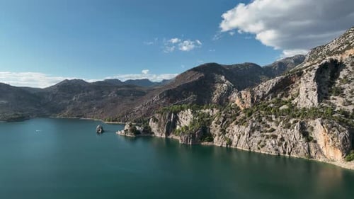 Großer Stausee in einer Green Canyon-Luftaufnahme 4 K