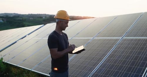 Junger Ingenieur nutzt Tablet im Solarkraftwerk für ein Konzept für erneuerbare Energien