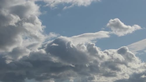 Nubes blancas en el cielo azul