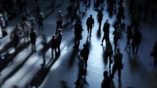 Multitudes silueteadas en un entorno urbano con poca luz en medio de la bulliciosa vida y las vibraciones de la ciudad