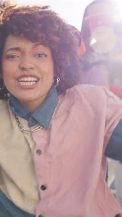 Diversão, dançarina e grupo de mulheres na cidade para solidariedade, celebração ou energia de festa feliz