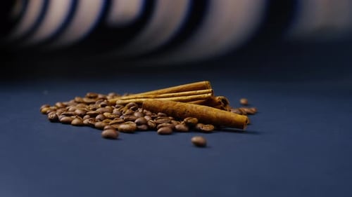 Nahaufnahme auf schwarzem und blauem Hintergrund Geröstete Kaffeebohnen liegen auf einem Hintergrund mit