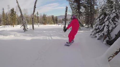 Snowboarden oder Skifahren auf einer verschneiten Winterpiste