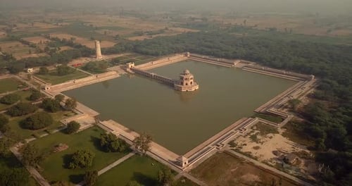 Découvrez la beauté époustouflante de Hiran Minar avec ces superbes images aériennes capturées par Dron