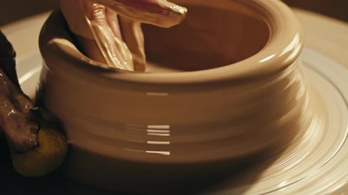 Woman Potter travaille avec de l'argile lors d'une master class sur le processus de travail en studio dans Ceramic Workshop Potter