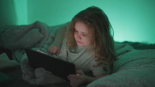 Enfant regardant une tablette à l'intérieur Enfant utilisant une tablette dans la chambre Enfant concentré sur le contenu numérique