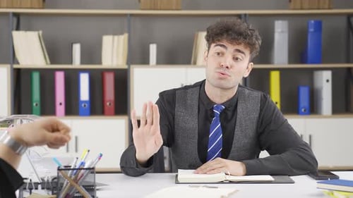 Parler de manière critique et accusatrice dans le cadre d'une communication efficace.