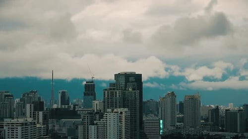 Se
forma una tormenta sobre el horizonte de la ciudad. Hermoso lapso de tiempo de cambios climáticos en la ciudad
.
