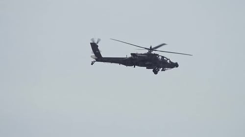 Un hélicoptère Boeing AH-64 Apache survolant le lac Utah