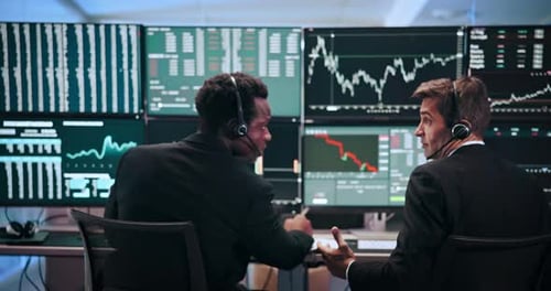Männer, Charts und Computerbildschirm zum Handeln, Sprechen und Headset mit Statistiken, Analysen oder Bewertungen