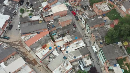 Eine Luftaufnahme von Häusern in einer Favela-Gegend. Es ist im Grunde ein überlasteter Wohnort, der b