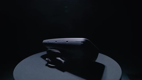 Moderner rechteckiger LED-Projektor dreht sich im Studio