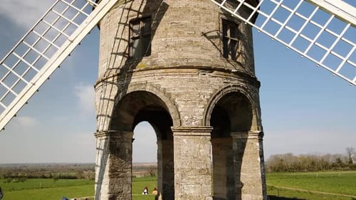 Torre abovedada cilíndrica de piedra blanca de Chesterton, molino de viento, vista aérea que se eleva sobre un terreno rural
