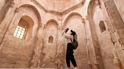Reisender nimmt Video an einem historischen Ort auf