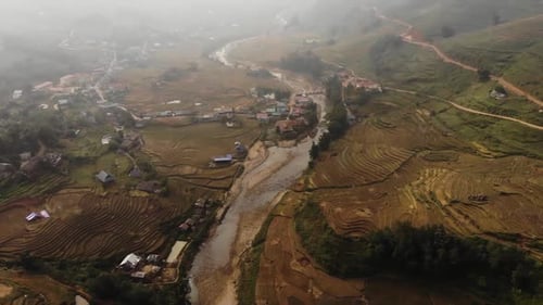 Imágenes aéreas Cinemática de Zumbido de terrazas de arroz y trabajos agrícolas en la región norte de Sapa, Vietnam, con s