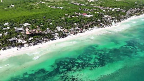 Vista aérea de Tulum, México. Cenário tropical deslumbrante, mar turquesa do Caribe e praia de areia branca
