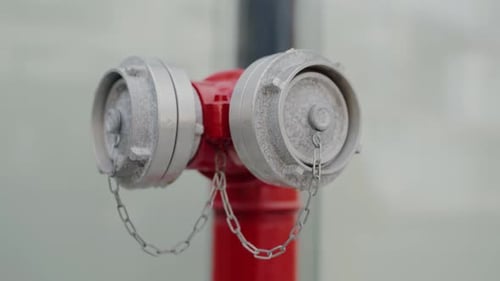 Nahaufnahme der roten Hydrantenkappe und -kette auf der Urban Street