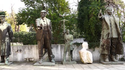 Statues des dirigeants communistes soviétiques Staline, Lénine et ouvrier du réalisme socialiste