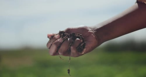Hände, Landwirt und Boden für die Landwirtschaft, Schmutz und Kontrolle der Schlammqualität auf der Erde Ökologie