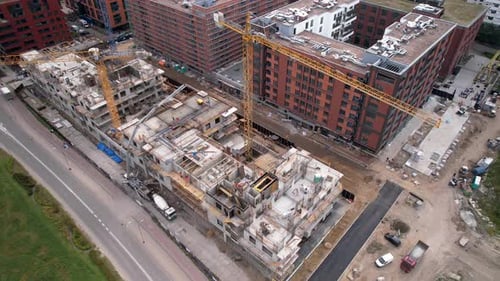 Sitio de construcción con grúas, desarrollo de edificios.