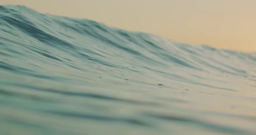 Des vagues de rêve au coucher du soleil