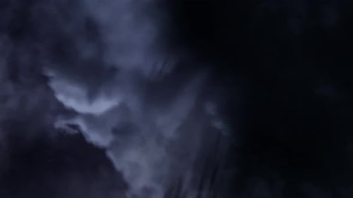 Cumulonimbus-Wolken und Gewitter am dunklen Himmel