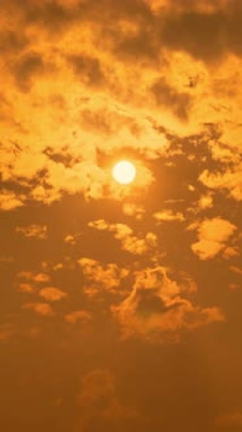 Timelapse d'un coucher de soleil Théâtral avec un ciel orange par une journée ensoleillée.