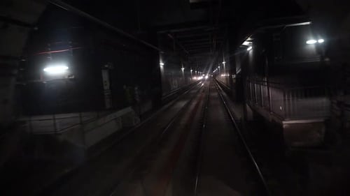 POV-Zug oder U-Bahn, der durch einen unterirdischen Tunnel des öffentlichen Verkehrs fährt.